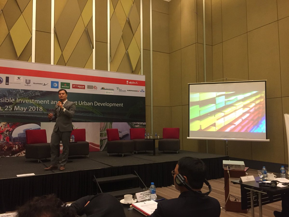 Eizema's tweet photo. Seminar on Dutch solutions for #sustainableinvestment in Danang. Interesting presentations on Sand motor, airport city, smart city and smart lighting.
@NLinVN #DutchDays2018 https://t.co/5FXhL9hPLp