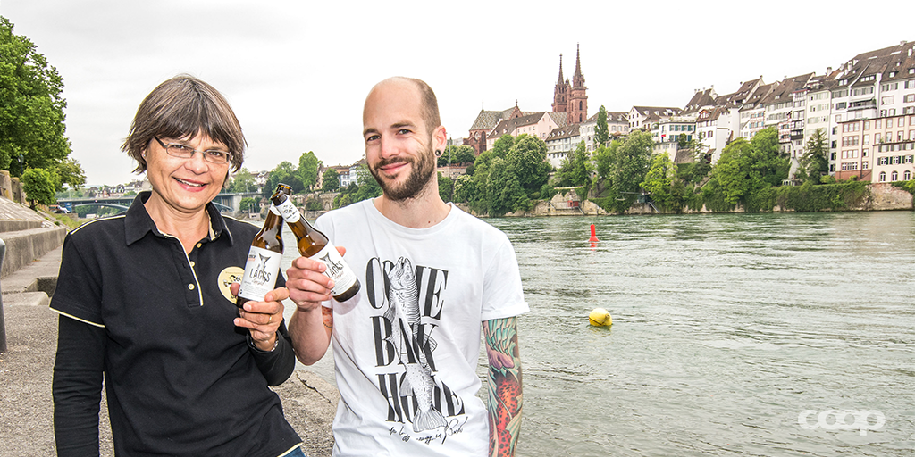 coop_ch's tweet photo. Bier für den guten Zweck. @uelibier "Laggs Spezial" heisst die Kreation der Basler Brauerei Fischerstube. Wer es kauft, hilft Lachs wieder im Rhein anzusiedeln. Pro Sixpack fliessen 3 CHF an das Projekt des @WWF_Schweiz. Erhältlich in Coops in &amp; um Basel. https://t.co/8B8MMK4RPb https://t.co/KpW3Wbh6Ap