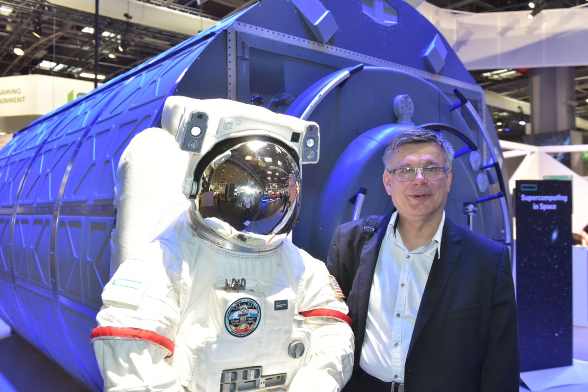 astekgroup's tweet photo. François, notre directeur de l'Innovation Lab' est sur une autre planète sur #VivaTech2018 #enjoytechnology article à venir sur le blog ! https://t.co/HXITt9N6oH