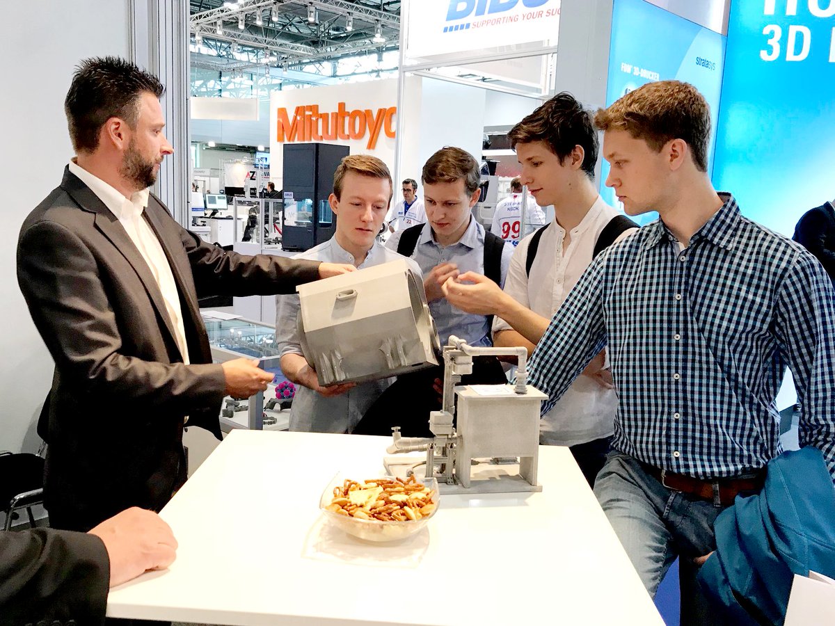 grandgarage_eu's tweet image. 👇🏻 Die Boys beim präsentieren und networken auf der diesjährigen #INTERTOOL in Wien 🛠. Die ersten Infos über die Maschinen und Spielzeuge in der #GRANDGARAGE müssen also nicht mehr lange auf sich warten lassen.. 😉