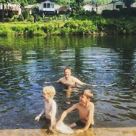 Muddy_Mam's tweet photo. Barmy May day, making the most of the sunshine with a dip in the Wye. Lovely river, feel lucky to live a couple of minutes walk from it
#riverwye #monmouth #boyswillbeboys #maysunshine #wildswimming #wyevalley https://t.co/6The0Rq5Xs https://t.co/ByHpbib6nF
