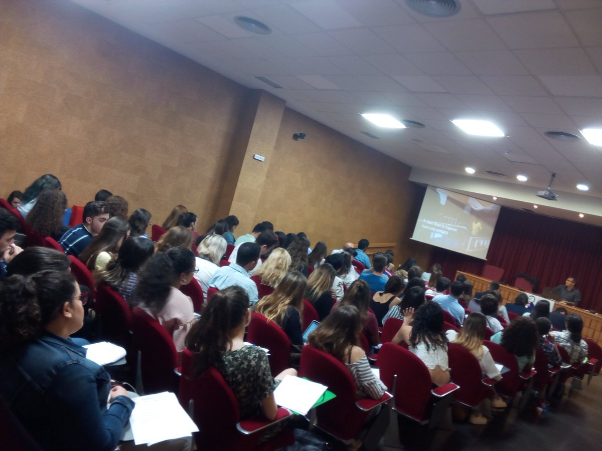 ozecai_tw's tweet photo. Conferencia de Guillermo Algar @MSF_Espana @MSF "Estado crítico. El reto de dar cabida en medios a conflictos olvidados". I Seminario #RECCUS sobre Comunicación en el Tercer Sector en la #FCom @unisevilla https://t.co/4c5eZZbJaC