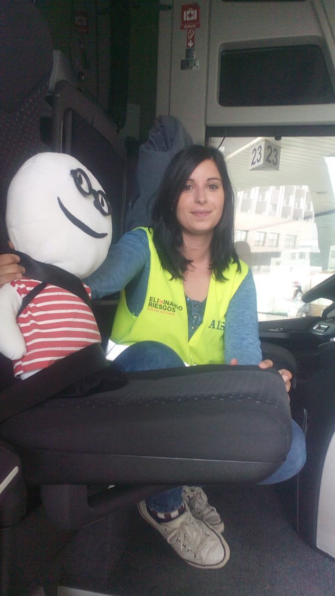 stabri's tweet photo. ¡Sí! Ya estoy de viaje a Málaga con @ALSA_Autobuses ¡¡Son increíbles, son encantadores y lo mejor es que con ellos se viaja tan cómodo...!
¿Algún amig@ en Málaga que pueda recogerme en la estación a las 22:00? 
#gracias #MuéveteMásconAlsa @eCongressMalaga https://t.co/Pv80k9ZffI