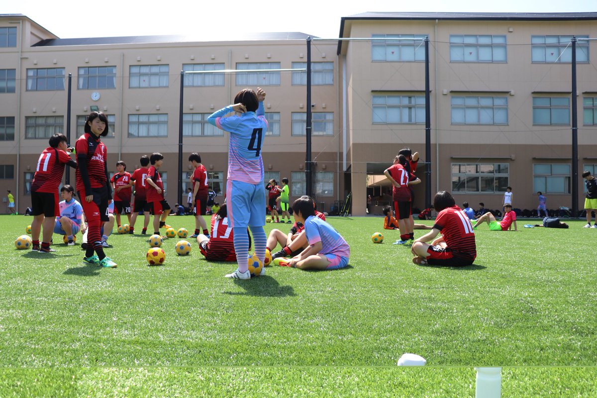 ナカムラ 学校のグラウンドが人工芝になりました こんな環境でサッカーをしたい 上手くなりたい中学生 小学生の皆さま また練習会などの機会も設けますので ぜひ一度足をお運びください 京都精華学園女子サッカー部 京都精華学園男子サッカー部