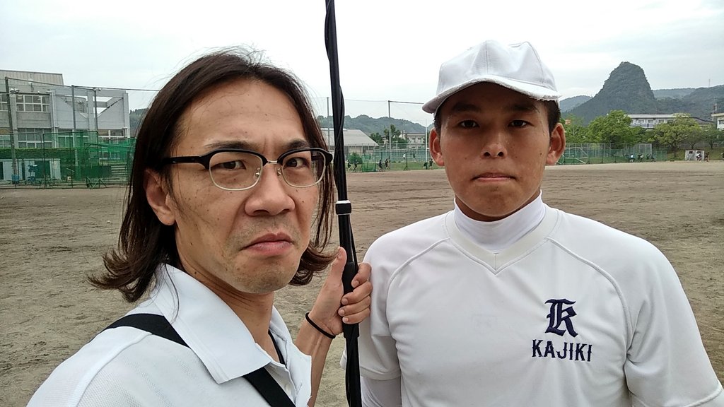 shinkirishima's tweet photo. 本日は #加治木高校野球部 さんにおジャ魔女どれみです。小雨がぱらつくなか練習に励む選手たち。鹿児島では #島津雨 という言葉があるそうです。我々の取材を祝福してくれているのでしょうか？加治木高校野球部さんの前途を祝して万歳。
(写真許可済み)
 #甲子園 
 #豊Dは今もドラフト指名待ち https://t.co/Ge3HLb34Pq