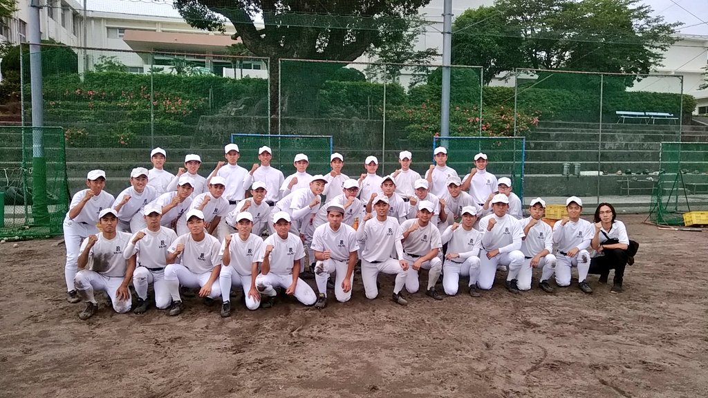 shinkirishima's tweet photo. 本日は #加治木高校野球部 さんにおジャ魔女どれみです。小雨がぱらつくなか練習に励む選手たち。鹿児島では #島津雨 という言葉があるそうです。我々の取材を祝福してくれているのでしょうか？加治木高校野球部さんの前途を祝して万歳。
(写真許可済み)
 #甲子園 
 #豊Dは今もドラフト指名待ち https://t.co/Ge3HLb34Pq