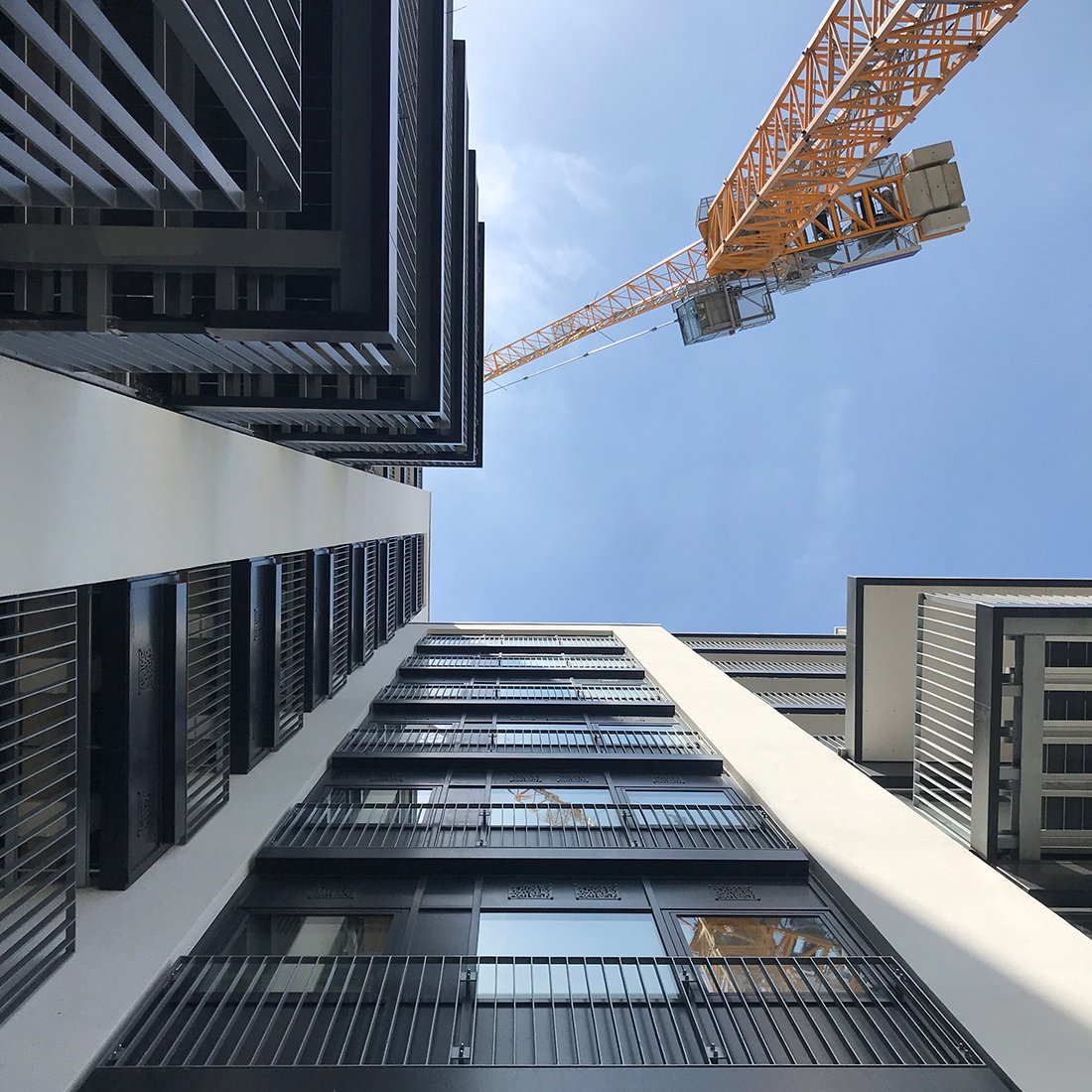 Farrells's tweet photo. Perspective and shadow reveal the detailed regularity at the Horizon Building, Ilford
#Farrells #FarrellsArchitects #LondonArchitecture #colour #shadows #detail #Perspective #Construction #TheHorizonBuilding #HorizonBuilding #Ilford @uandiplc https://t.co/rhqF55mU7m