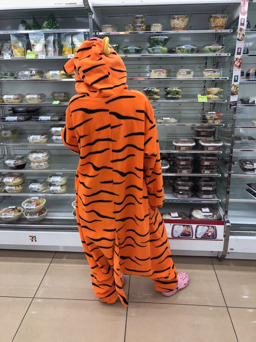 コンビニで見かける着ぐるみパジャマの正体は？衝撃的な事実ｗｗ