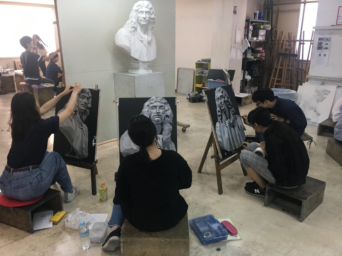 千葉美術予備校 No Twitter こんにちは 久しぶりの更新になってしまいました 今日のデザイン工芸科は 石膏デッサン ですが 鉛筆ではなく黒いプラ板に白い養生テープで制作しています 鉛筆のときとは違った見方をすることで 基礎力をアップさせます 石膏デッサン 千葉美術予備校 No Twitter こんにちは 久しぶりの更新になってしまいました 今日のデザイン工芸科は 石膏デッサン ですが 鉛筆ではなく黒いプラ板に白い養生テープで制作しています 鉛筆のときとは違った見方をすることで 基礎力をアップさせます 石膏デッサン