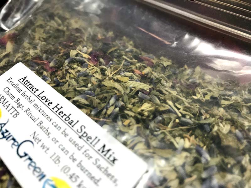 魔術堂 ハーバル スペル ミックス アトラクト ラブ は ローズやラベンダーなど愛情に関わるハーブを魔女が調合したブレンド ハーブ そのままバッグに詰めれば恋愛用のマジカルサシェが完成です 持ち歩いたり 部屋に吊るしたりして楽しみましょうーっ