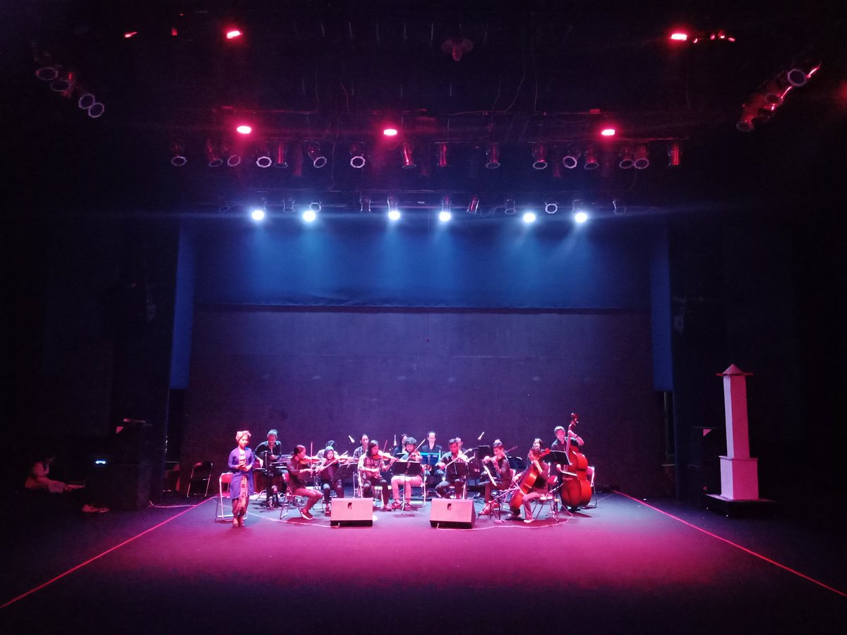 md_putra25's tweet photo. Ngabuburit seni. Setiap kegiatan seni, budaya, dan pariwisata tentu memiliki pesona tersendiri.

Pertunjukan "Seloko" oleh UnJa SenDraTaSik

Lok. : Gd.Teater Arena Taman Budaya Jambi

#pesonaramadan25mei2018
#pesonaramadan
#pertunjukan
@JambiUniversity 
@AyuRahayu_S 
@hbapradana https://t.co/cvSNArGW9j