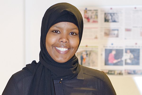 Vollsmose's tweet photo. Hvorfor skal jeg kun udtale mig som en etnisk minoritet? spørger Ayan Yasin Abdi, der også gerne vil svare på mediers spørgsmål om OK18, klimaforandring og udenrigspolitik. - og ikke kun om tørklæder og integration. #Vollsmose https://t.co/P2iQM1NON6 https://t.co/MuRFaI0J5j