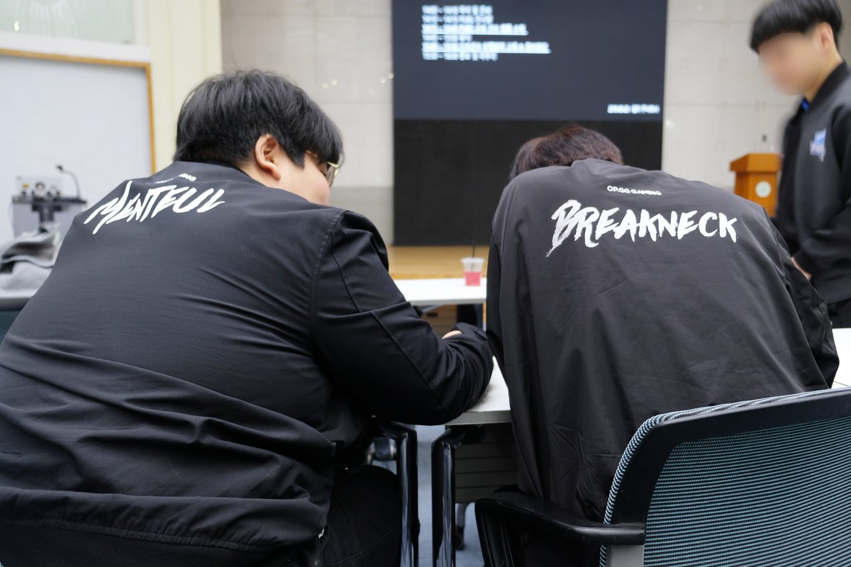 OPGG_SPORTS's tweet photo. [18.05.25 PUBG 소양교육]

오늘 PUBG 공인팀을 대상으로 한 소양교육이 있었습니다. 정확한 규정과 프로로서의 행동 수칙을 알 수 있었던 유익한 시간이었습니다! : )

#OPGGH #OPGGR #Elca #BlasterX #taemin #BreakNeck https://t.co/JoCC3xZev9
