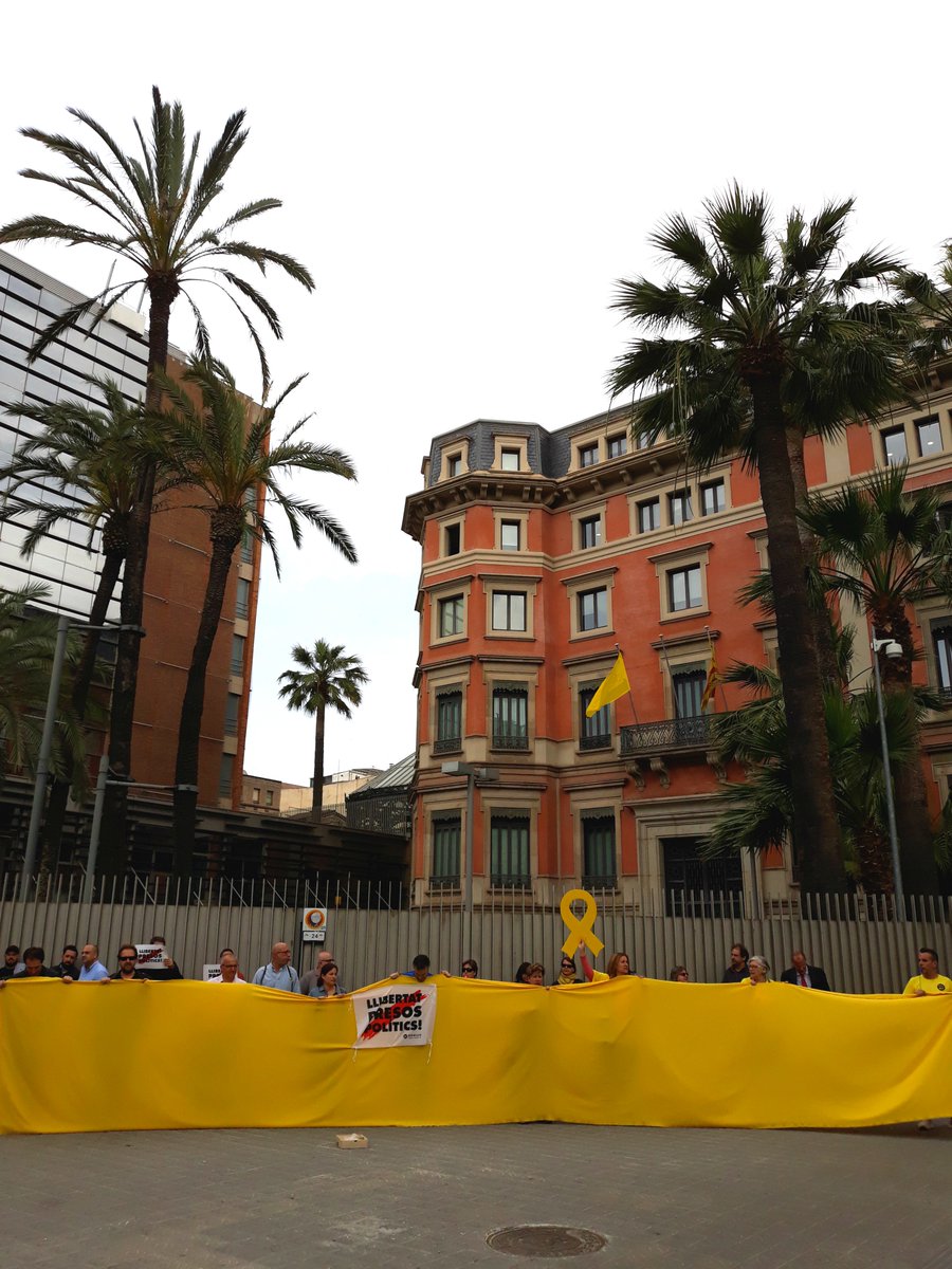 adic_int's tweet photo. Un cop més, AL CARRER!
Llibertat @quimforn ✊🏼✊🏼✊🏼
Un bon dia per a passejar el #ColorGroc
#Noal155 #NiUnPasEnrere #AdicINTERIORenLluita
#LlibertatPresosPolitics #LlibertatPresesPolitiques 
[2 de 3] https://t.co/pkXgn29cS5