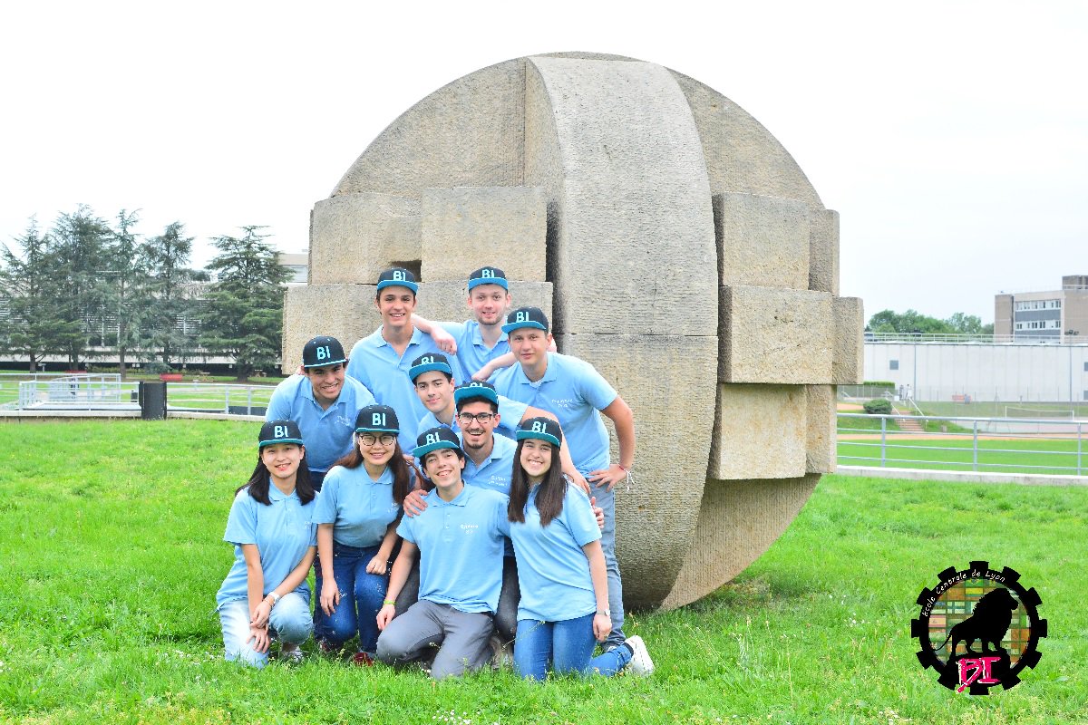Maxi_Camp_Fr's tweet photo. Petite photo de groupe qui fait plaisir de @CentraleLyon en tenu de combat 😉
Avec des casquettes snapback et polos made by Maximus Campus, votre partenaire étudiant 😊
Merci à vous et à la prochaine, see you ✌
#chillandrelax #wedotherest #MaximusCampus #CentraleLyon https://t.co/bBSWAoKaxw
