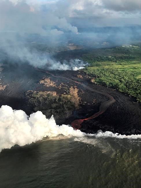 Lava from Hawaii volcano enters ocean from 3 flows: bit.ly/2scwVW5 https://t.co/mVgpODc4d3