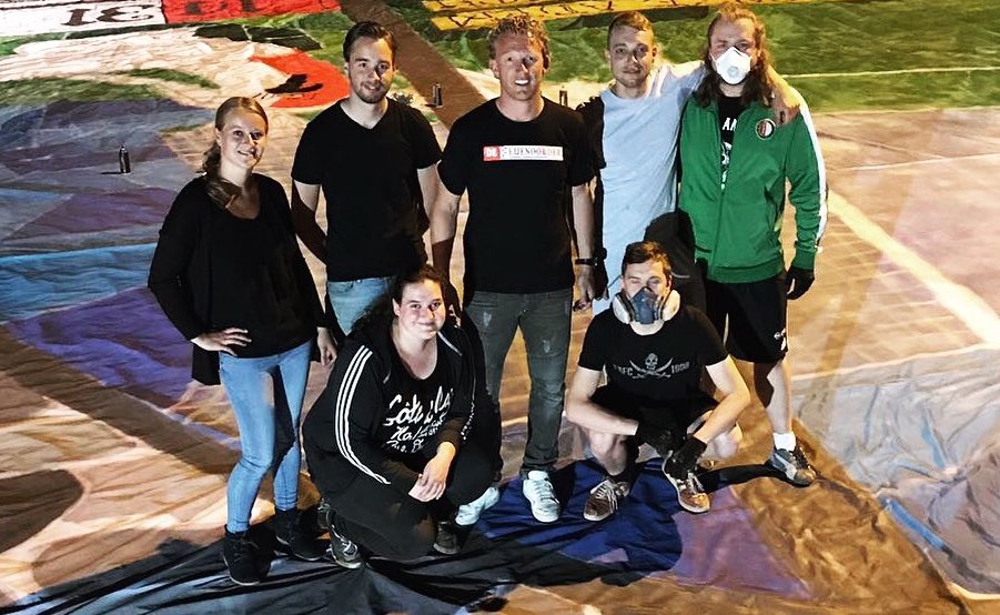 Kuyt's tweet photo. The fans’ last preparations for the huge banner they will show before the match on Sunday. Curious? Me too!😉 Thank you very much for all the time and effort you put into it @DeFeijenoorder! 💪🏻💪🏻💪🏻 #HandinHandKameraden #Legioen #DirkKuytTestimonial #DKT https://t.co/1eqXxY1p67