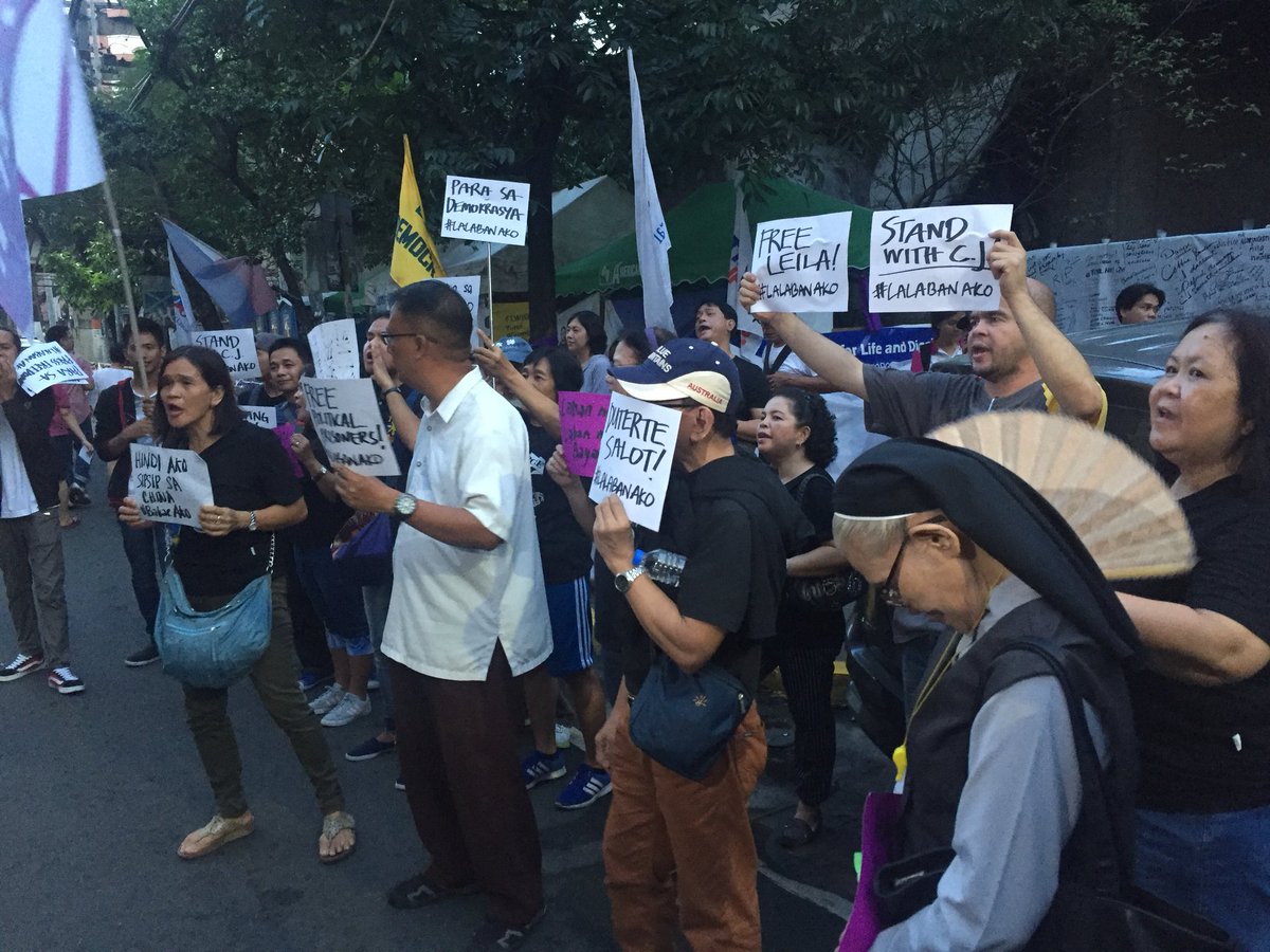 ABSCBNNews's tweet photo. Today’s Black Friday Protest is in support of #BabaeAko. The group is also calling for due process for Sereno. | via @kristinesabillo https://t.co/rtMGFPqzFF