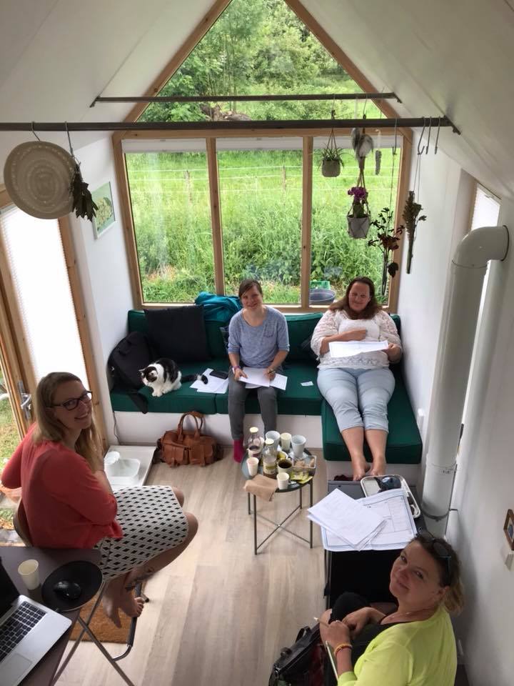 StroomNederland's tweet photo. Samenwerken draait om elkaar aanvullen 1 + 1 = 3 Krachtenbundeling @GreenWishNL en @StroomNederland geeft @TinyHouseNL extra power. Bouwstenen voor #businessmodelcanvas maken in een huiselijke groene stroomsessie met Marjolein, Natasja, Monique, Ineke en stroomversneller Marta. https://t.co/TVEvg3V2HY