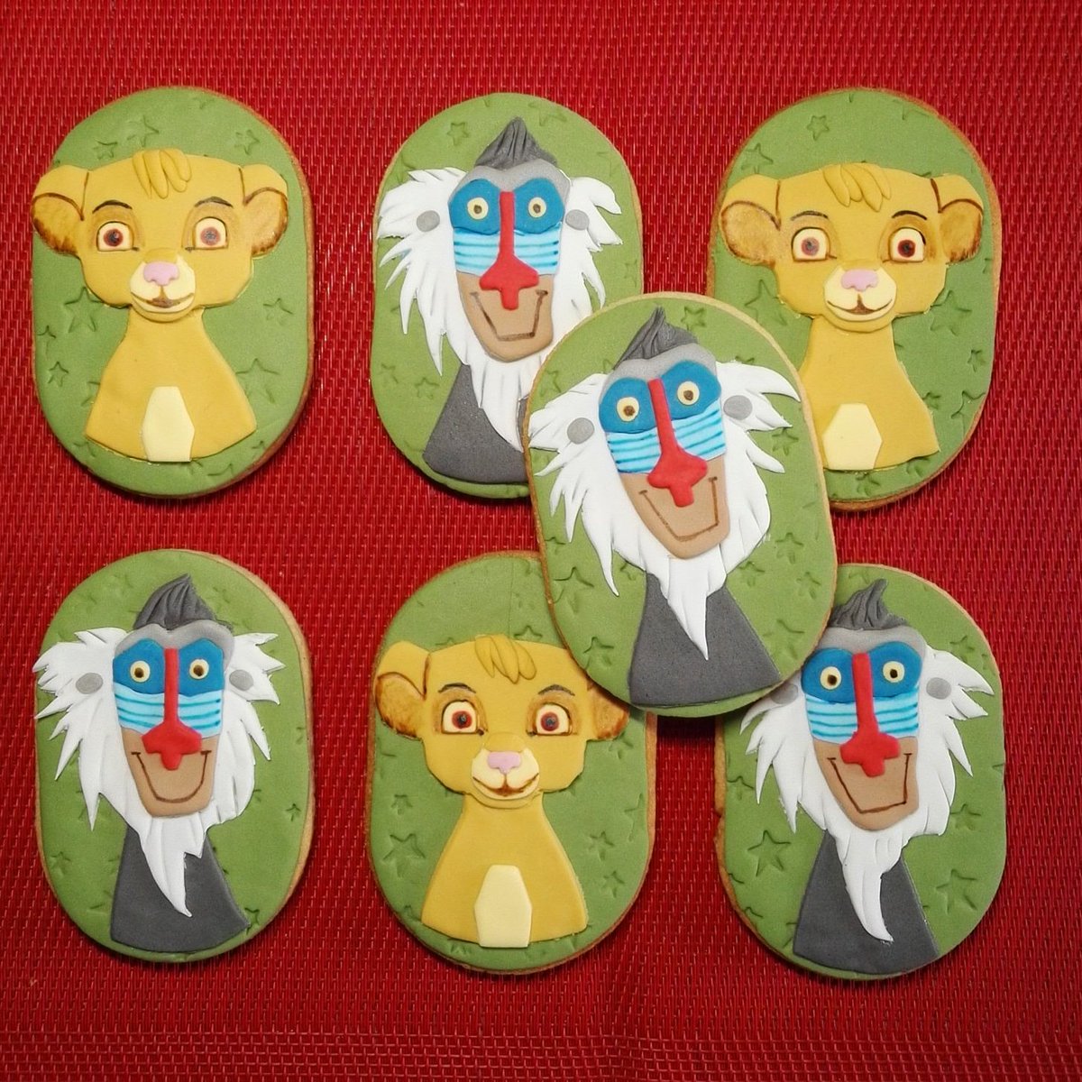 PlanetaCookie's tweet photo. Estas galletas del Rey León son la penúltima peli que me queda por hacer de una boda que me trae recuerdos de nuestra #bodabonica . Muy pronto os enseño el resto. #galletasdecoradas #fondantcookies #cinéfilos #elreyleon #planetacookie https://t.co/B63SbQKDp8