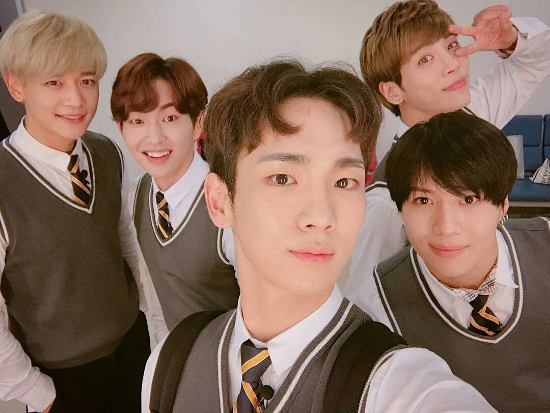 MinRaejae's tweet photo. 🎉🎉2018.05.25. 🎉🎉
Happy 10th Anniversary #SHINee✨
💙💚💙💚💙💚💙💚💙💚
#10thanniversary #shinee #smt #wishyouwerehere #SHINee10thAnniversary
#SHINeeisBACK
#SHINee_TheStoryofLight
#데리러가_GoodEvening 
#10YearsWith5HINee 
#5HINeeRayofHope
#SHINee10thAnniversary https://t.co/HfAp4ytstw