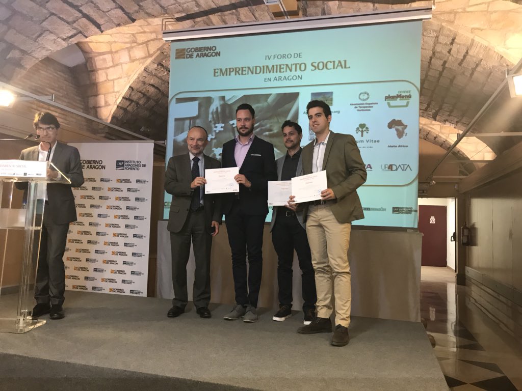 pilarzar's tweet image. Hay están @Up4Data recogiendo su diploma