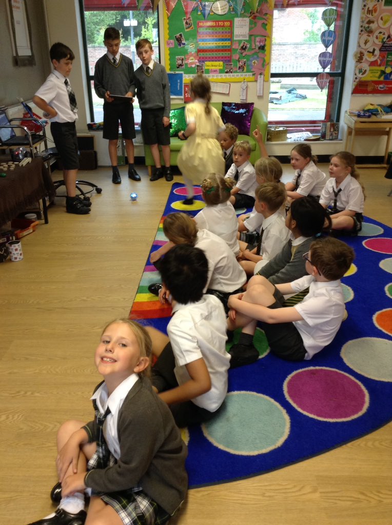 MBentley60's tweet photo. Year 2 are enjoying a workshop presented by Year 6 children on the new additions to our amazing STEM suite. https://t.co/rqcvyi9lnC