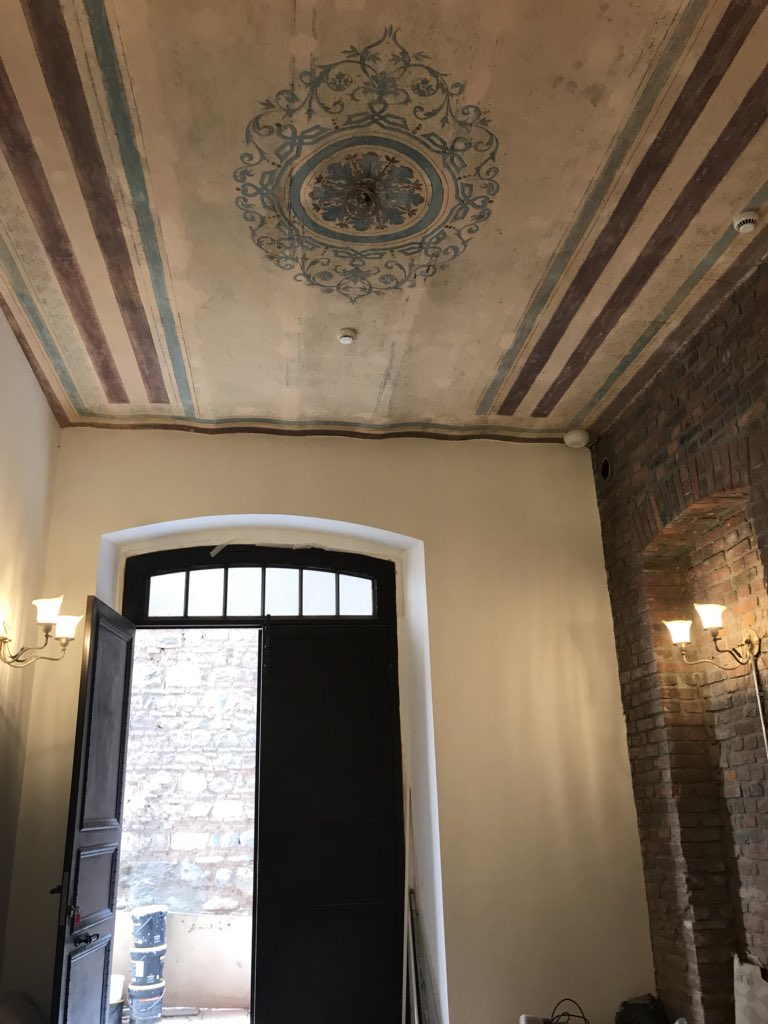 1884 yılı sonunda temeli atılan yapı 3 Kasım 1885 yılında tamamlanarak açılmış. Temel atılırken bir şişe gömüldüğü, içindeki parşömen üzerinde günle ilgili açıklamaların ve emeği geçenlerin imzalarının bulunduğu biliniyor. (Goslino ve Providenti 1906:16),Bilgiler:  @sedatbornovali