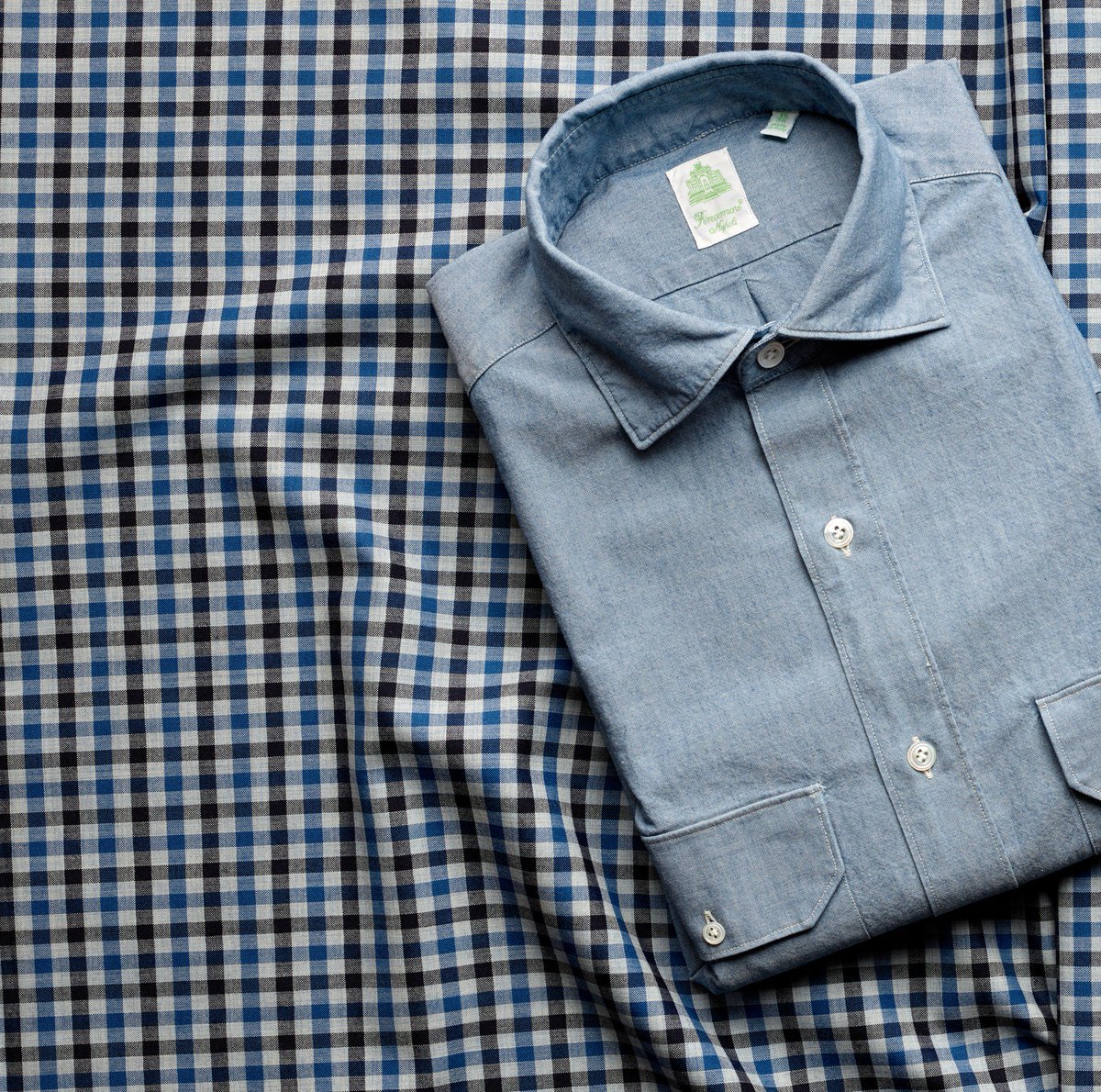 TheMerchantFox's tweet photo. The Blue Worsted Gunclub Check forms the backdrop for the Finamore Weekend Chambray Shirt. This shirt has been inspired by Cary Grant and his trips to the Riviera. Perfect attire for a long weekend. https://t.co/YfrYAhQohn #luxurygoods #chambrayshirt #carygrantstyle #gunclubcheck https://t.co/HXpnHBjwVi