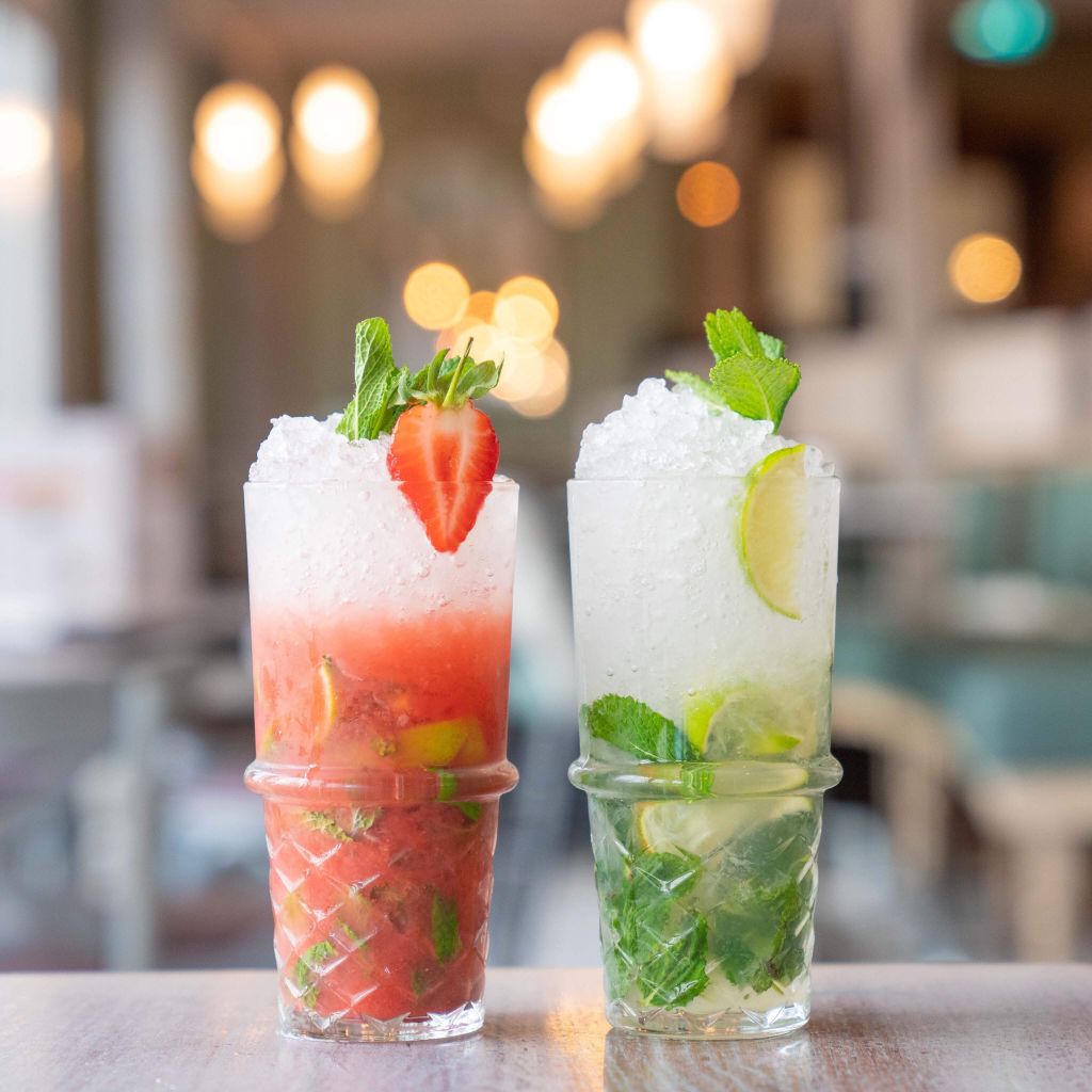There's nothing more refreshing than a Mojito! 🍋🍓

#mojito #strawberry #lime #rum #cocktails