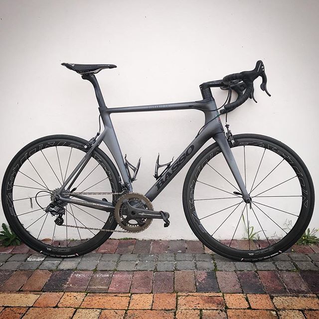 wearebikemob's tweet photo. The first and only #BassoBikes #DiamanteSV #Factory to roll off the floor on SA soil and its gorgeous🖤
#WeAreBasso #MadeInItaly #DetailsMatter #ItalianRacingPassion #Baaw #NewBikeDay #BikePorn #Campagnolo #RideItalian #ThoseInTheKnow https://t.co/k7UkI4hTvK https://t.co/p2W7XXsVVa