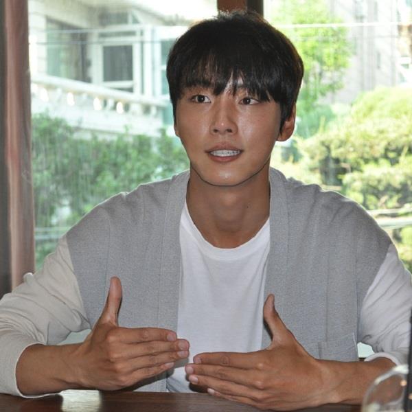 humanaidpost's tweet photo. 윤시윤 "결혼은 나와 상대방을 위한 사랑, 배려가 필요해"

"결혼은 우선 나를 위해서 남을 사랑하는 건 아닐거라고 생각해요"
지난 8일 강남 논현동의 작은 카페에서 배우 윤시윤씨와 인터뷰를 했어요. 윤시윤씨에게 결혼에 대한 생각을 물었어요.

#윤시윤 #대군 #결혼 #사랑 #휴먼에이드포스트 https://t.co/FfoP9d9BtW