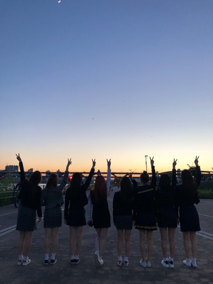 WekiMeki's tweet photo. 졸업사진 찍는 것 같은 느낌😊
위키미키학생들 우정 영원히~💜 https://t.co/cXmRU5qTb8