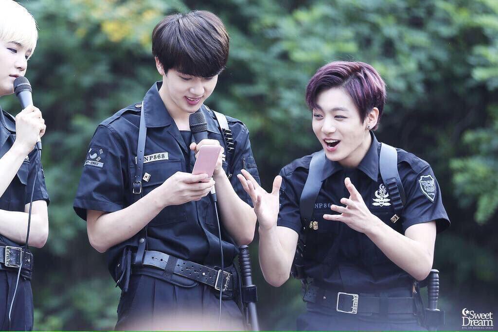 Bts Jumpプレゼント企画 Rt多め Twitter પર ガラケーの長男を 面白がって見る末っ子ㅋㅋㅋㅋㅋ Bts ジン グク Armyさんたちと繋がりたい