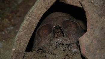 Şişeye günün bir gazetesi, dönemin İtalyan ve Osmanlı sikkeleri de konulmuş. Restorasyon sırasında yapının altında Geç Roma-Erken Bizans dönemine ait mezarlar bulunmasına rağmen (en erkeni MS 4. yy,en geçi MS 6. yy a ait) temele konan bu şişeye rastlanmadı  http://www.hurriyet.com.tr/kelebek/hayat/istiklal-caddesinin-alti-roma-mezarligi-40044202