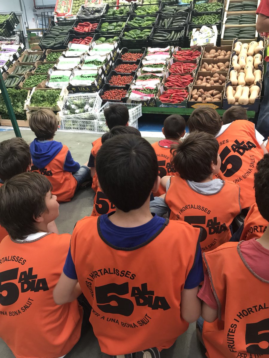 nuriarius's tweet photo. A la campanya de #5aldia de @Mercabarna_mb coneixem noves fruites i hortalisses. mmmm... 😋😋 ens encanten!!! #JESarrià https://t.co/0DBl4DgATl