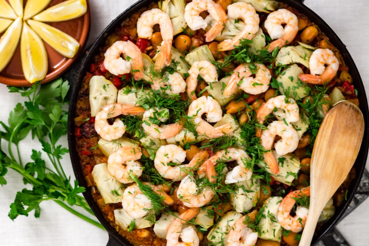 Ataborman's tweet image. Paella, som många anser vara Spaniens nationalrätt, är en otroligt god och förhållandevis lättlagad rätt. Det här är en paella med räkor och smulad chorizo, men smaksättningen går lätt att variera efter eget huvud. ow.ly/V5NR30kb4eE #recept #foodporn