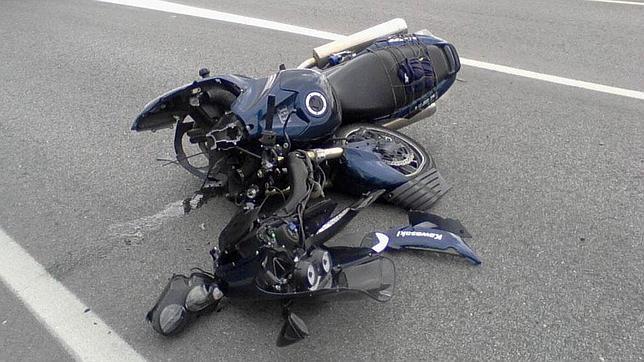PoliciaTelde's tweet photo. Conduce con RESPONSABILIDAD No vayas haciendo el cafre, te puedes hacer mucho daño y los repuestos de tu moto son caros #SentidoComún
#ConduceconCabeza https://t.co/dFQILU1ZlH