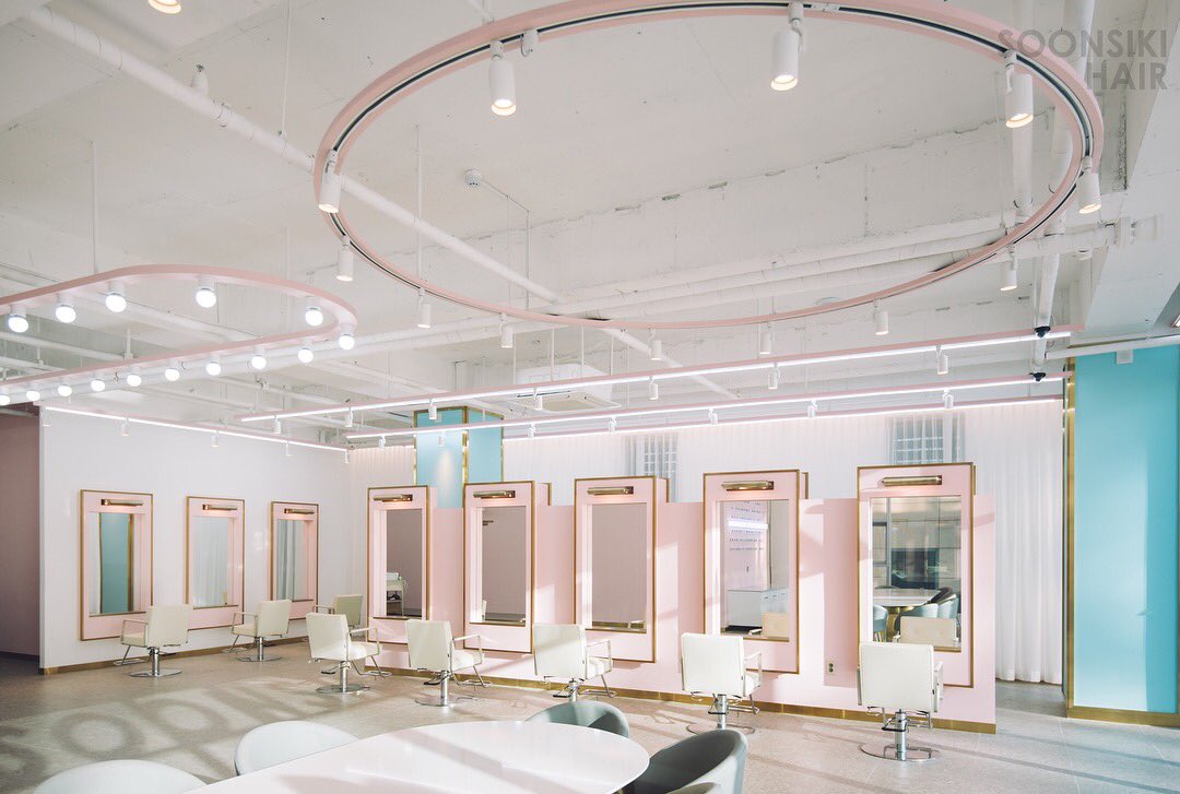 wababa_share's tweet photo. ♥️💇🏻‍♀️♥️💇🏻‍♀️♥️

一度でいいから韓国で
髪を切ってみたい！
そんなあなたにオススメ✨
弘大にある素敵すぎる美容室！

🥀SOONSIKI HAIR🥀

店舗ごとで違うテーマの内装が
すてきすぎ🤦🏼‍♀️と話題に◎

ig : soonsikihair

#韓国情報 #ワババ
#ワババシェア

♥️💇🏻‍♀️♥️ https://t.co/mmKyzW3tRm