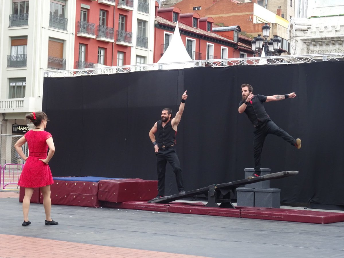 tacVLL's tweet photo. ¡Que vivan las variedades! 😀😀 La Plaza Mayor ahora mismo acoge el espectáculo 'Tres al cubo', de @CirkaboutIt, que sustituye a Joli Wyann. ¡Nos están conquistando!
#PatiFree #TACVLL2018 https://t.co/Frx5zh2gOC