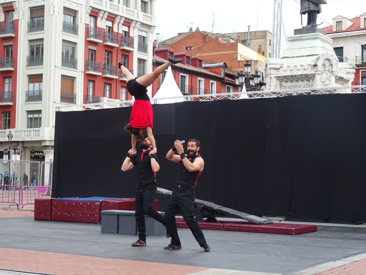 tacVLL's tweet photo. ¡Que vivan las variedades! 😀😀 La Plaza Mayor ahora mismo acoge el espectáculo 'Tres al cubo', de @CirkaboutIt, que sustituye a Joli Wyann. ¡Nos están conquistando!
#PatiFree #TACVLL2018 https://t.co/Frx5zh2gOC
