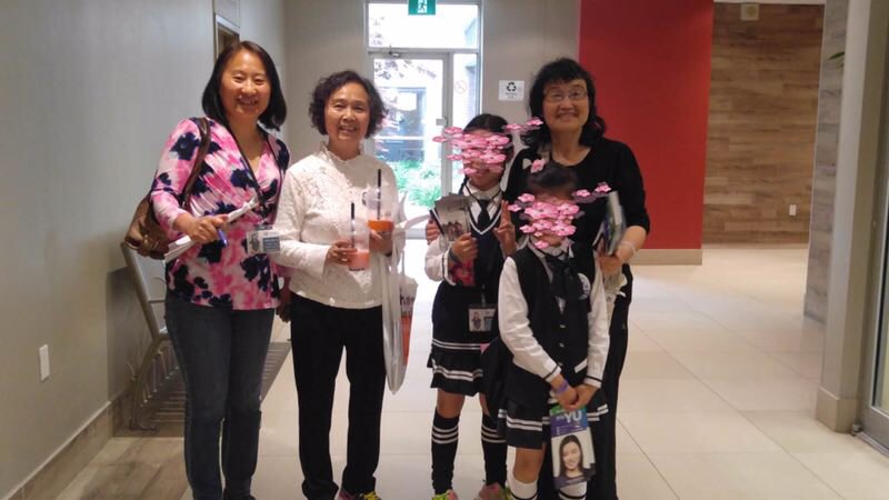 minminxie5656's tweet photo. Today you,@VoteIrisYu is listing to the seniors and caring the environment we live. Tomorrow you will have a voice for Spadina-Fort York’ residents in the Queen Park. That’s why we love to work as the volunteers including kids for you. Trust you!#PCPO #VotePC #MAOG #AOCCinaction https://t.co/AVT10xFw86