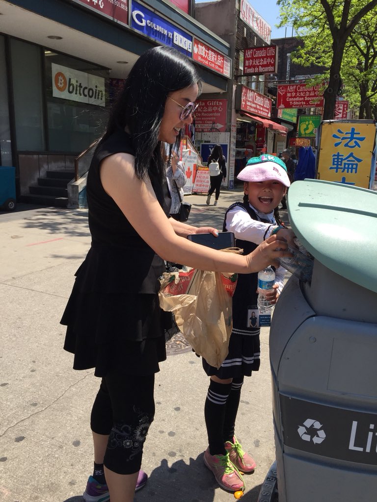 minminxie5656's tweet photo. Today you,@VoteIrisYu is listing to the seniors and caring the environment we live. Tomorrow you will have a voice for Spadina-Fort York’ residents in the Queen Park. That’s why we love to work as the volunteers including kids for you. Trust you!#PCPO #VotePC #MAOG #AOCCinaction https://t.co/AVT10xFw86