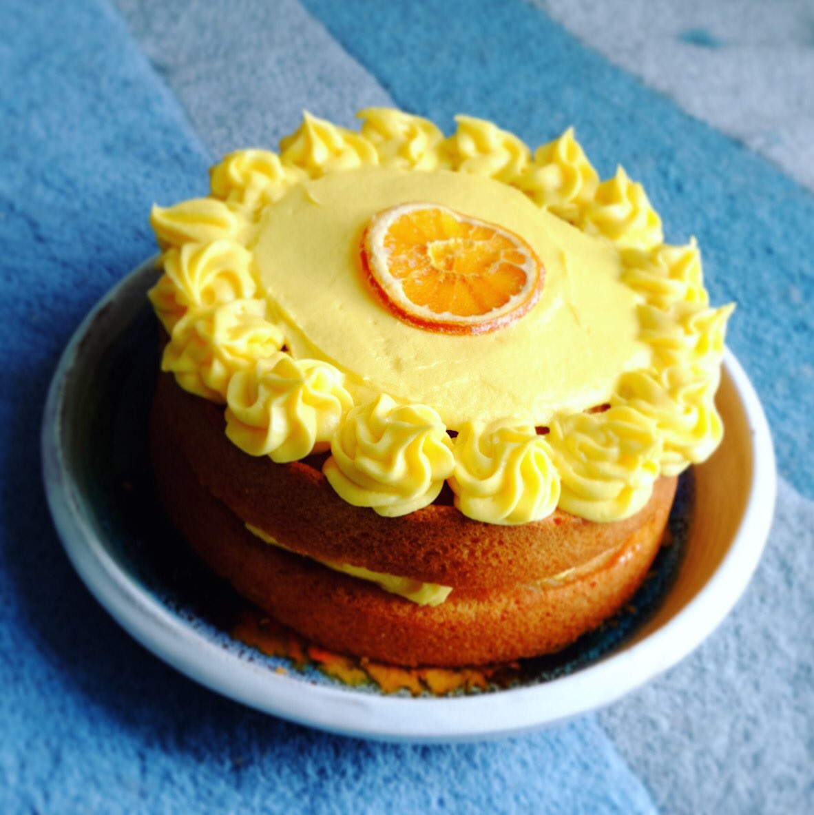 SkyBakehouse's tweet photo. Disastrous morning brightened up by this bad boy - orange &amp; mango sunshine cake! 🌞 Come grab a slice @LowerMarshMrkt 
#supportsmallbusiness #shoplocal #shopsmall #cake #london #sunshine #friday #flavour https://t.co/uebNAbvTE9