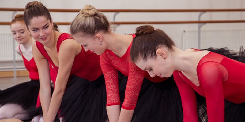 ResusCouncilUK's tweet image. Now here’s a perfect picture - students at the prestigious Elmhurst Ballet School in Birmingham are trading pirouettes for chest compressions, as they learn life saving CPR skills with @theBHF: bit.ly/2IN93U4