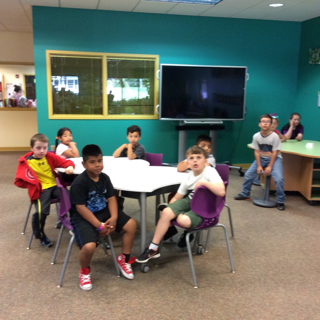 lrabenhorst12's tweet photo. 3rd Graders walk to the Southwest Library to check out the 2018 Summer Reading Program. What is your summer reading plan? https://t.co/0oW2lTy1zT