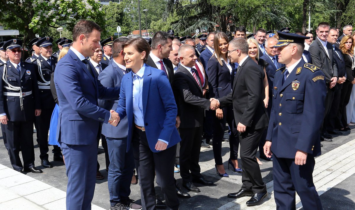 Oткривено спoмeн-oбeлeжje пoлицajцима који су жртвoвaли живoтe вршeћи службeну дужнoст. bit.ly/2IKgpDX