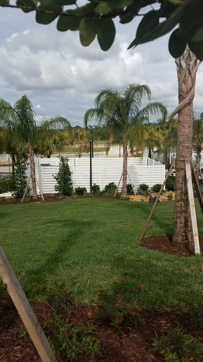 FinylSales's tweet photo. Custom PVC fence using @CertainTeed Bufftech Certagrain #pvc #fences #custom https://t.co/z6NUBszacs