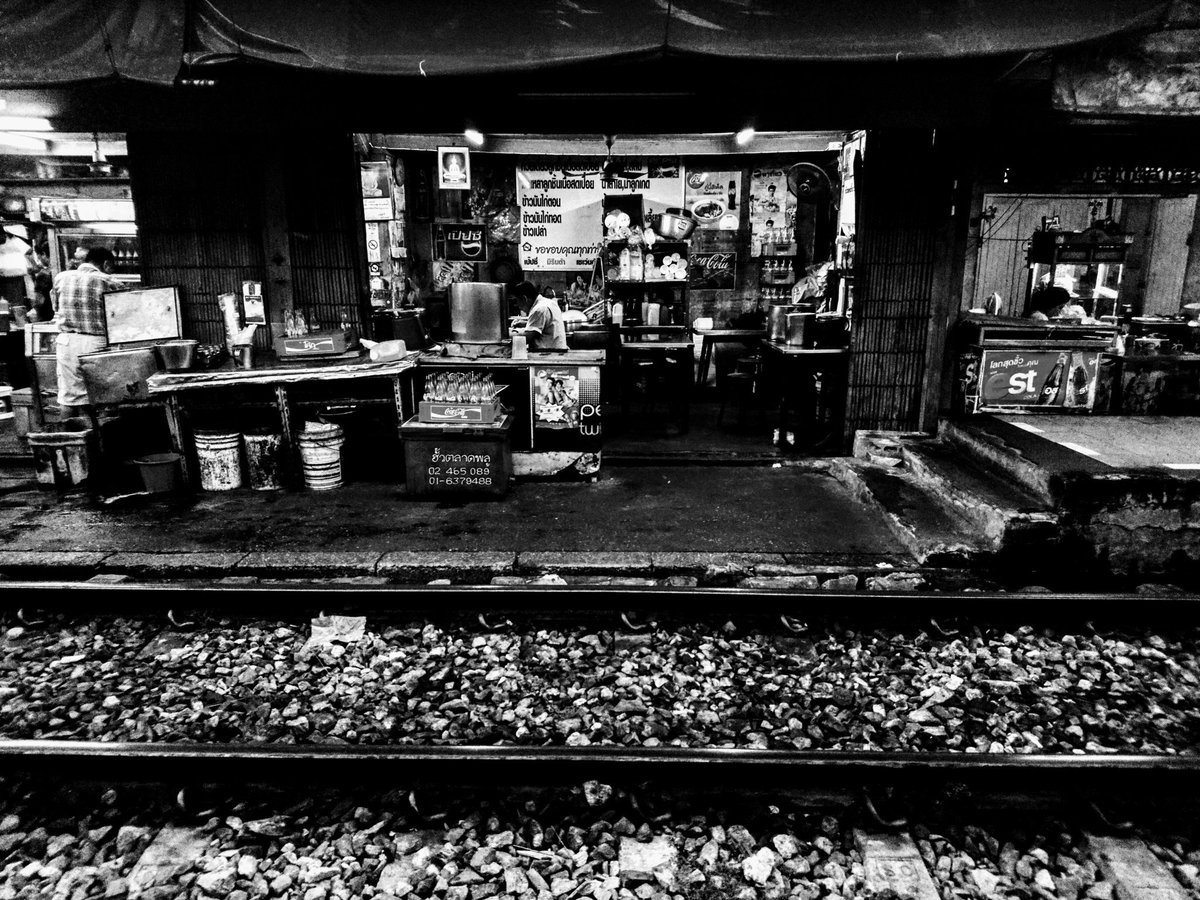 pinkabbb's tweet photo. ตลาดเก่าๆริมทางรถไฟ พอเป็นขาวดำแล้วโคตรมีเสน่ห์ #ตลาดพลู #sonyxcompact #streetphotography #blackandwhite https://t.co/yumL77JioK