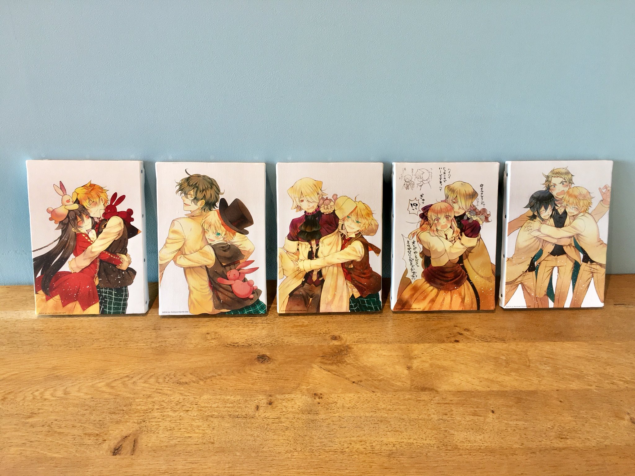 公式 Pandorahearts ヴァニタスの手記cafe 新グッズ情報 キャンバスパネル 5種 見ているだけでキュンとなる 大人気の抱きつきシリーズイラストを使ったキャンバスパネルが発売です 壁にかけたりイーゼルに乗せて飾るなど お好みに合わせ